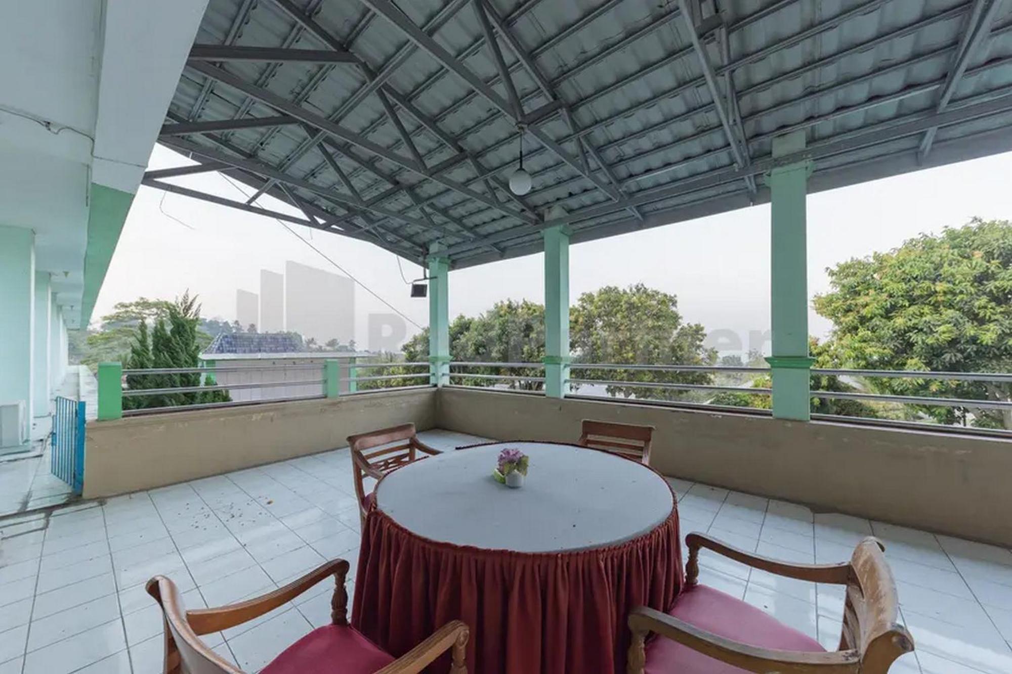 Hotel Ayong Linggarjati Kuningan Mitra Reddoorz Exterior foto