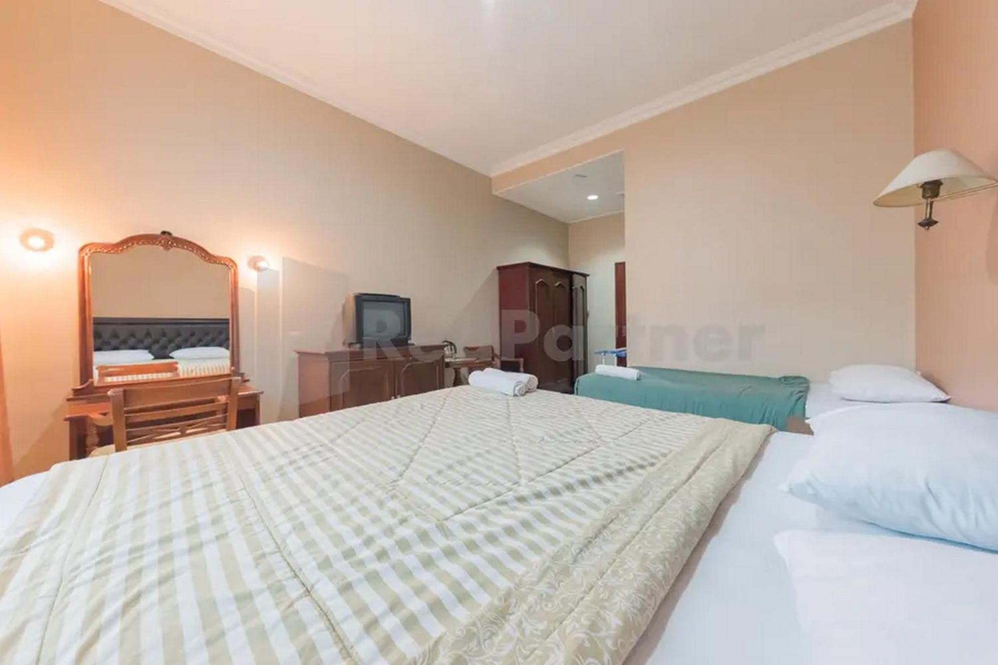 Hotel Ayong Linggarjati Kuningan Mitra Reddoorz Exterior foto